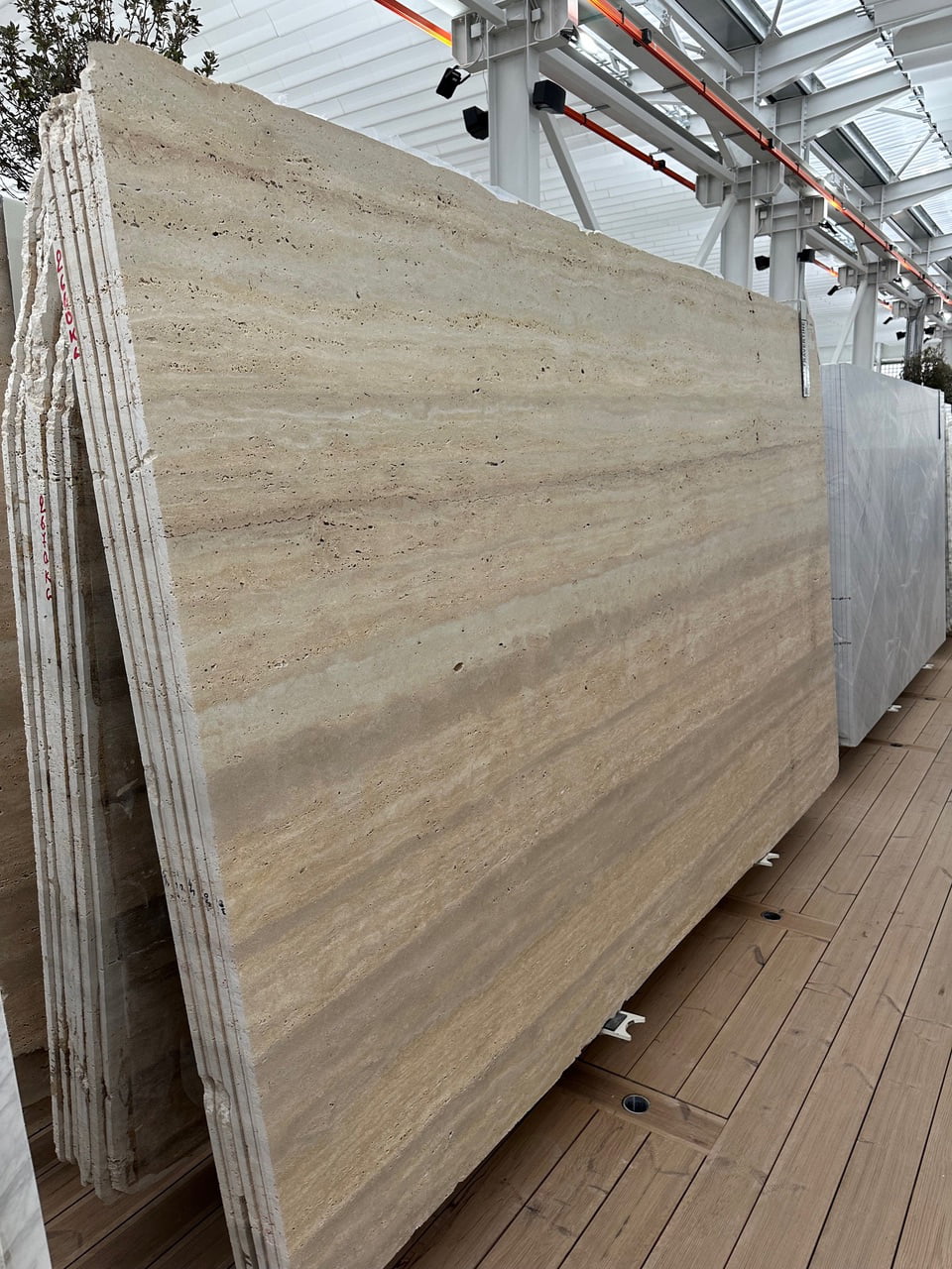 TRAVERTINE 2CM HONED